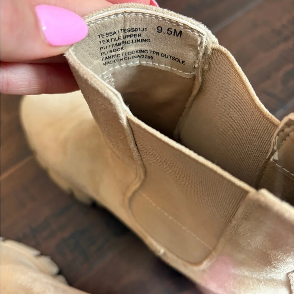 Madden girl tan chunky 90’s platform Tessa Chelsea boots